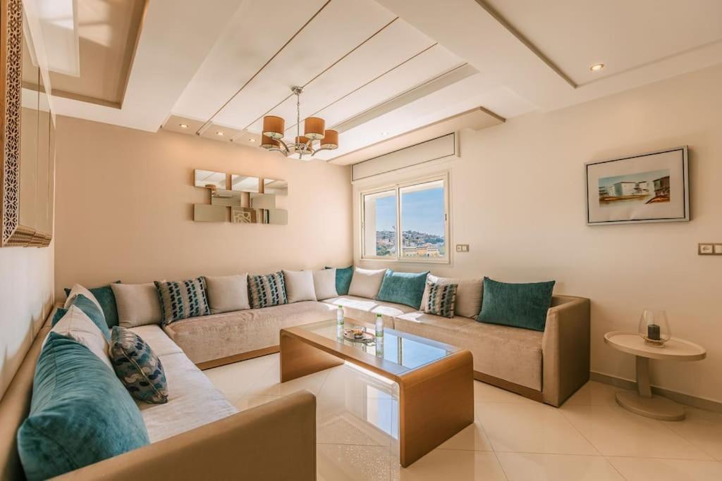 Central 2-Bedrooms Near Beach & Dining Tangeri Esterno foto