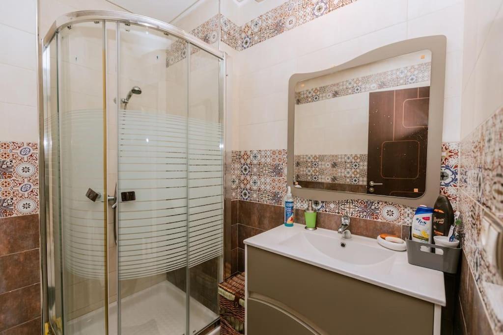 Central 2-Bedrooms Near Beach & Dining Tangeri Esterno foto