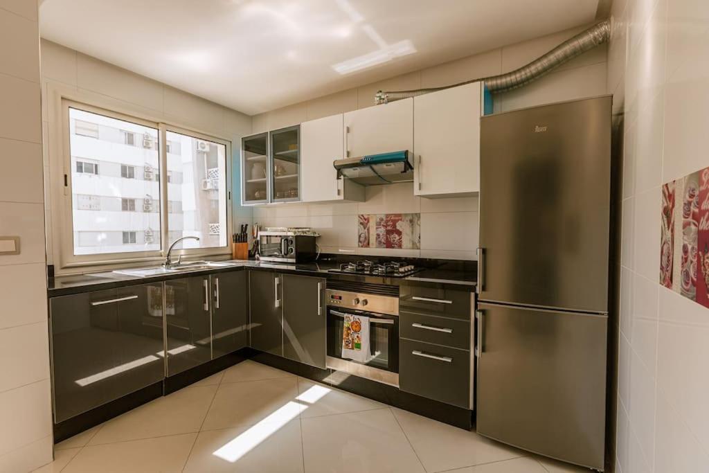 Central 2-Bedrooms Near Beach & Dining Tangeri Esterno foto