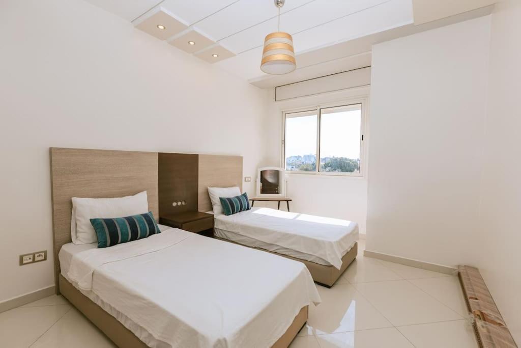 Central 2-Bedrooms Near Beach & Dining Tangeri Esterno foto