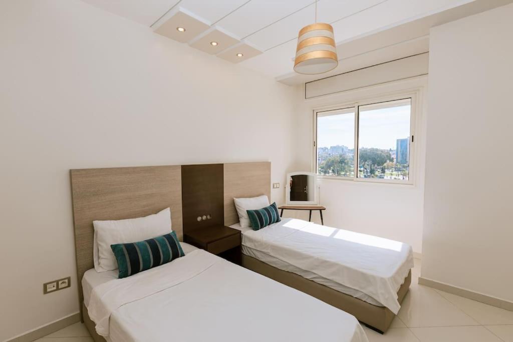 Central 2-Bedrooms Near Beach & Dining Tangeri Esterno foto