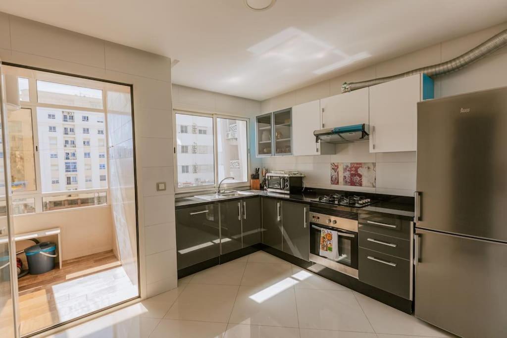 Central 2-Bedrooms Near Beach & Dining Tangeri Esterno foto
